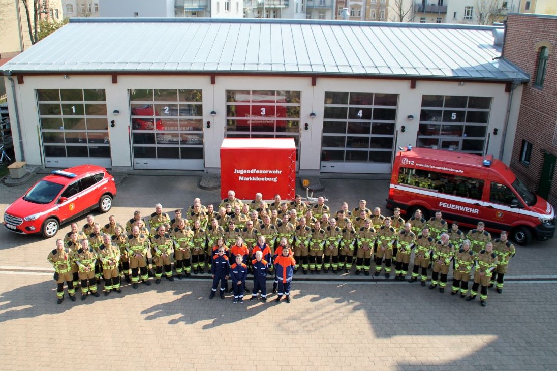 Die Kameradinnen und Kameraden der Feuerwehr Markkleeberg in Ihren neuen Einsatzschutzkleidunge und die neue Technik