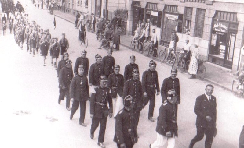 FF Grostdteln bei einem Festumzug in Gaschwitz